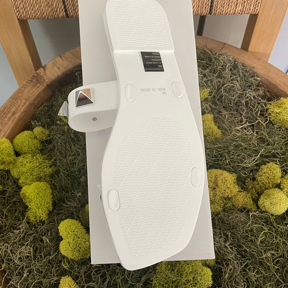 White stud slides - Picture 6 of 7